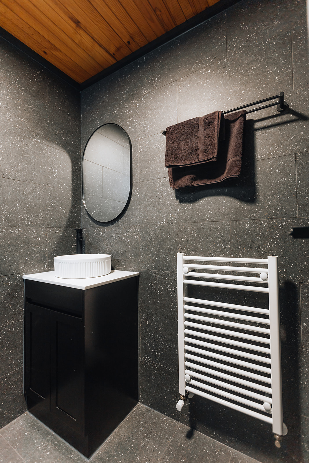 Family 4 Share room bathroom, modern and renovated